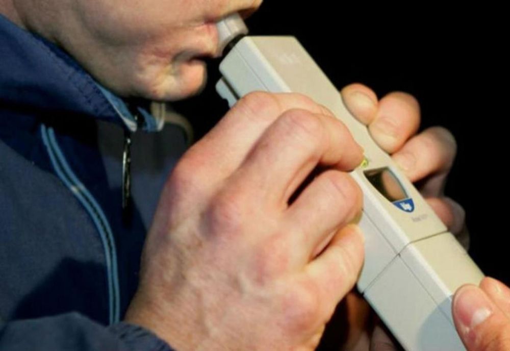 În toiul nopții depistat de polițiști conducând băut o autoutilitară