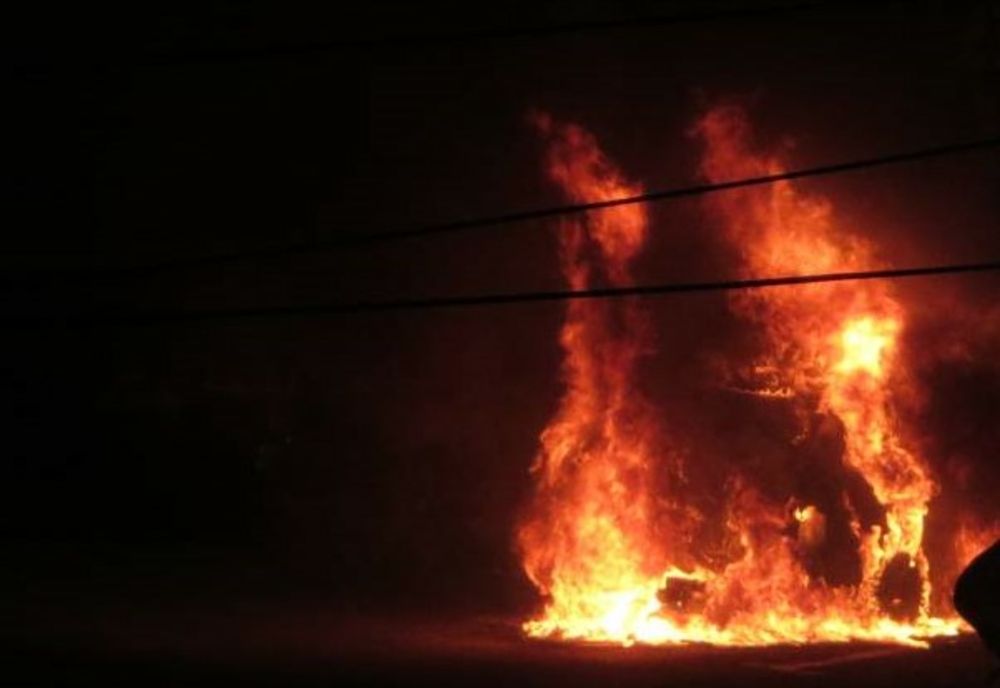 Masina incendiată în cartierul Micro 40