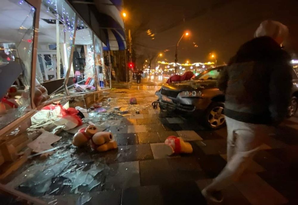 Acroșat de un alt autovehicul a intrat cu mașina în vitrina unui magazin