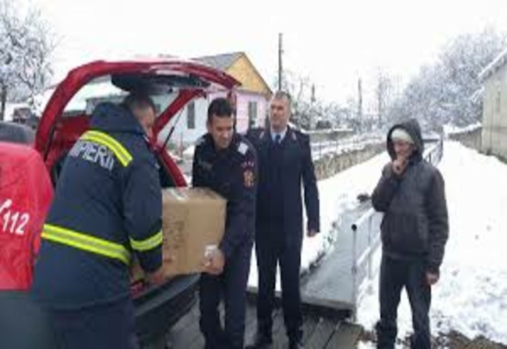 Sprijin de la pompieri pentru familia rămasă fără casă într-un incendiu