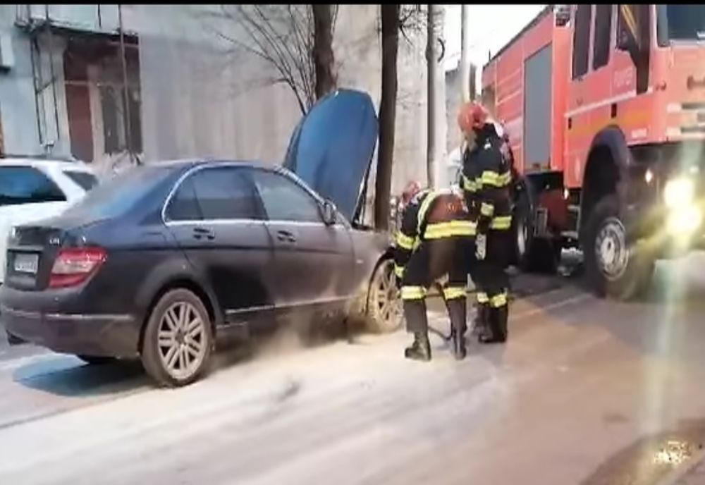 O mașină a luat foc în trafic. Primul care a intervenit a fost un jandarm aflat în timpul liber