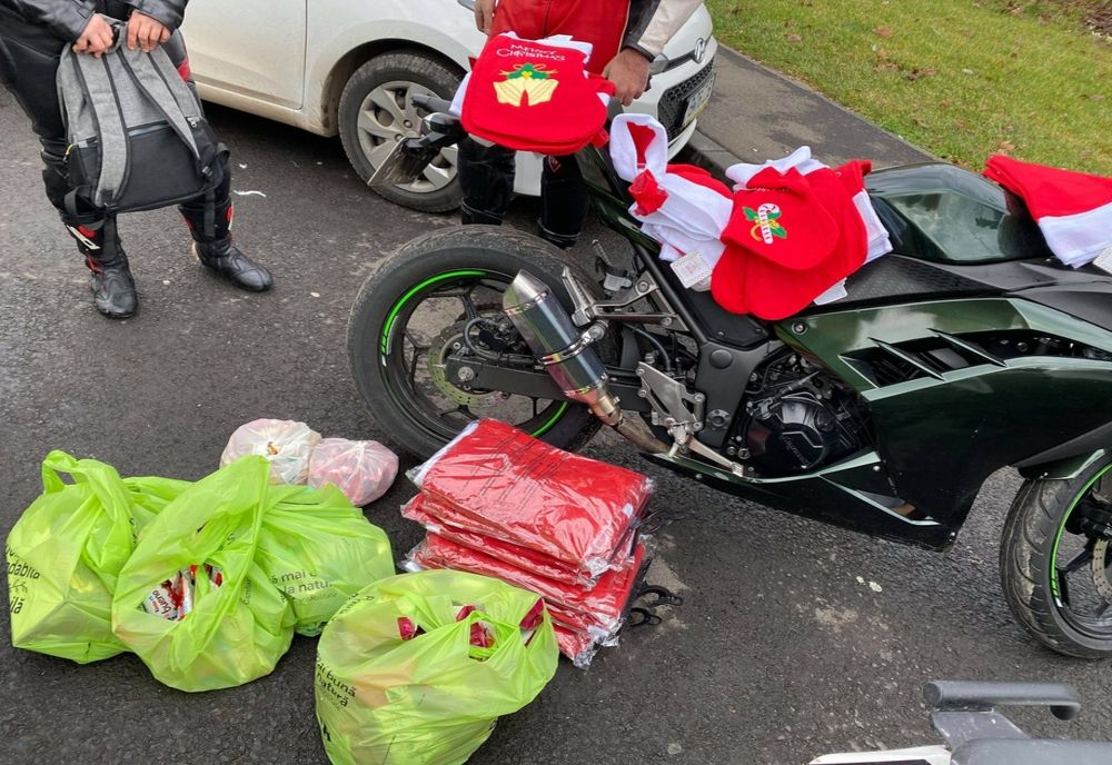 Video: Ajutoarele lui Moș Crăciun au împărțit cadouri copiilor din Brăila și Galați