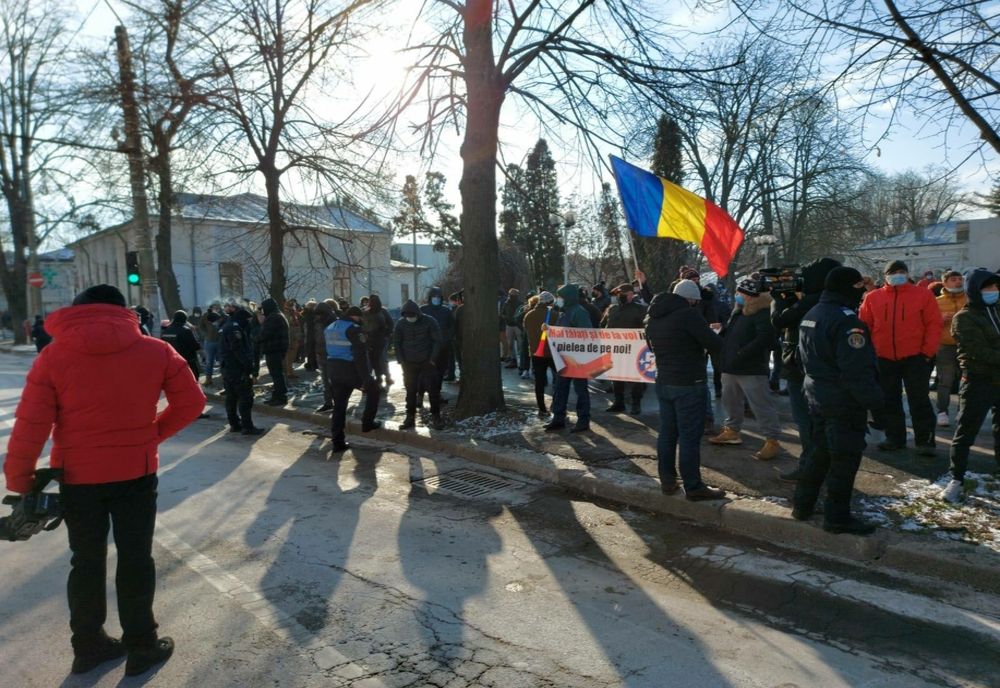 Video: Gălățenii au protestat în fața Prefecturii nemulțumiți de creșterea impozitului auto cu 55%