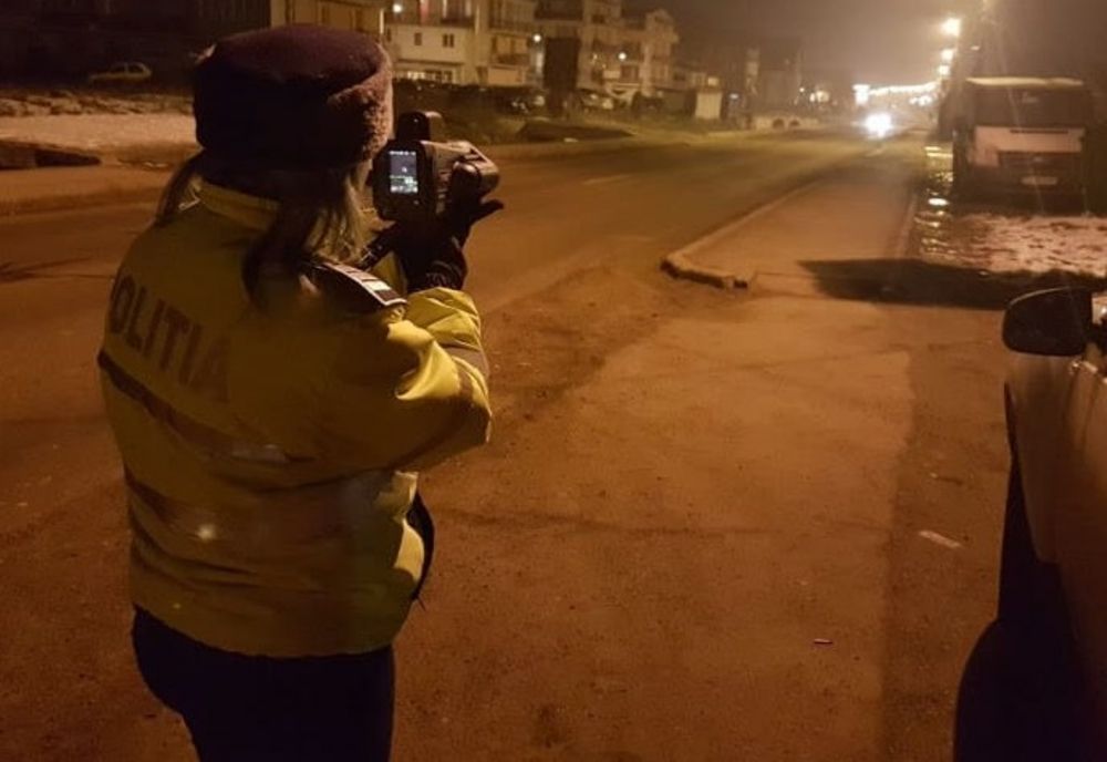 Deși posesor al permisului de conducere de doar câteva zile, un tânăr de 22 de ani a fost surprins de radar cu 122 km/h în localitate