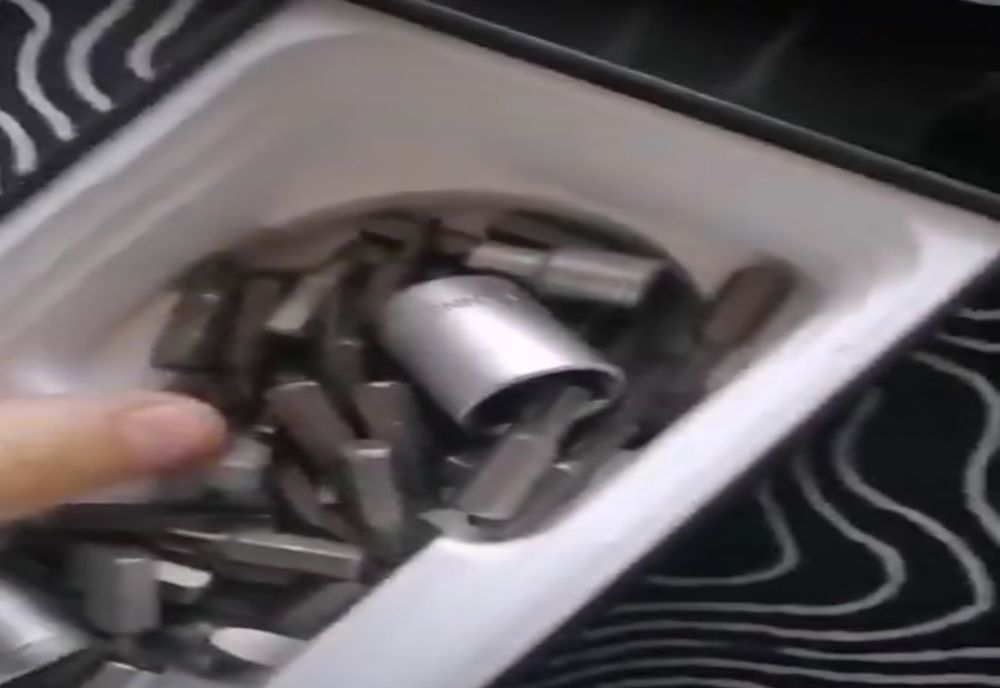 În loc de telefonul de 6700 lei a găsit cuie și șuruburi