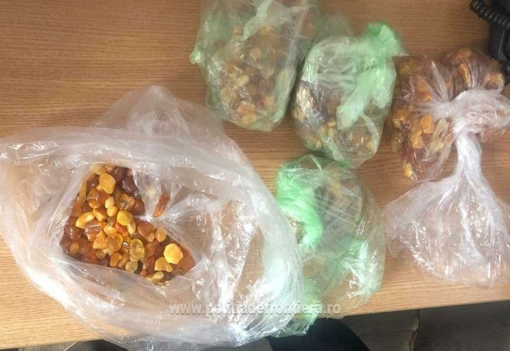 Pietre susceptibile a fi din chihlimbar descoperite în P.T.F. Galați rutie