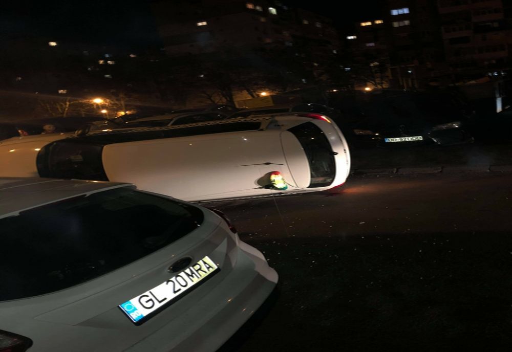 Taxi răsturnat în mijlocul străzii