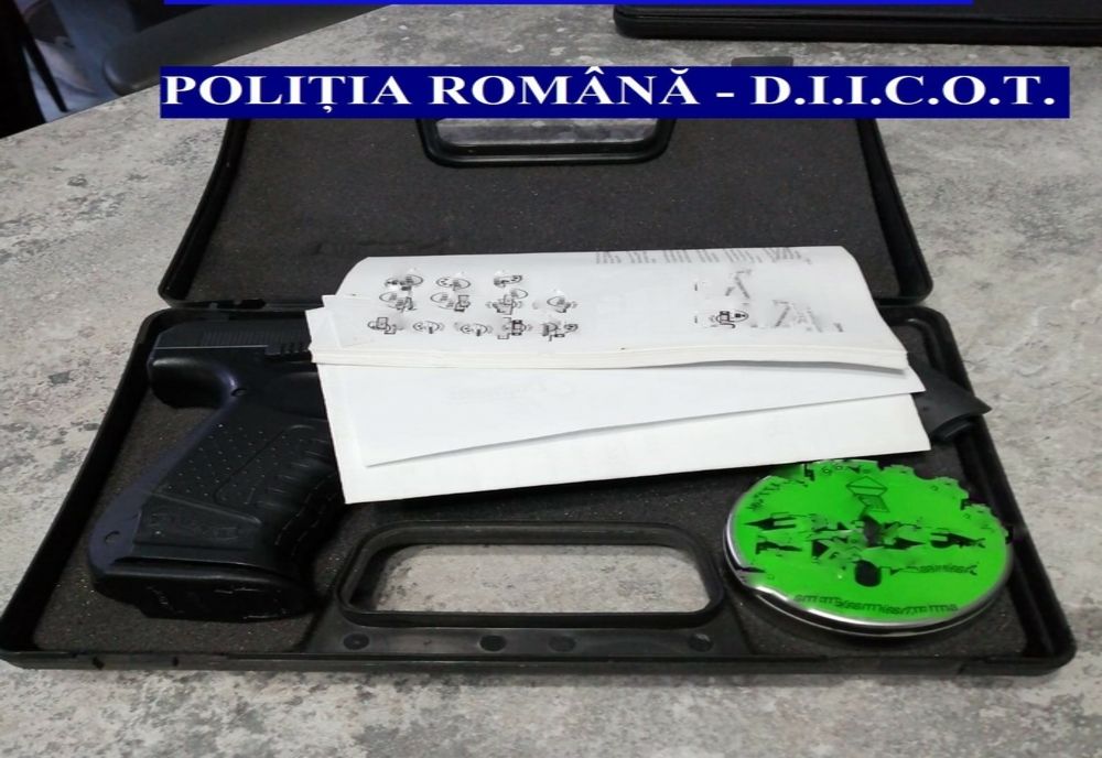 Percheziții domiciliare într-un dosar de trafic de cocaină sintetică
