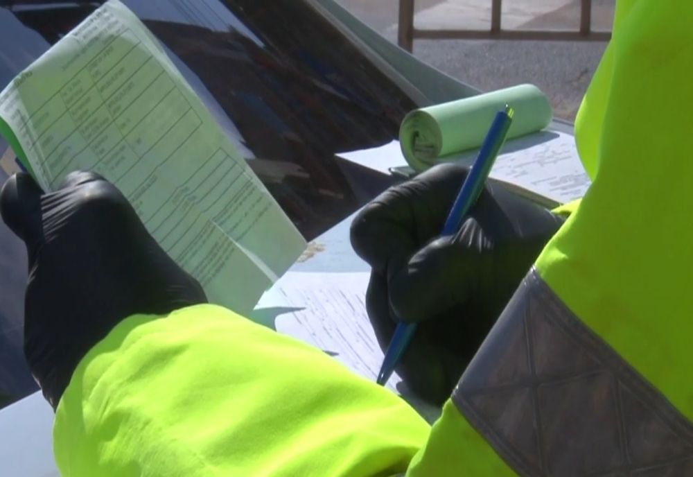 Când polițiștii îi întocmeau raportul de reținere a permisului, au constatat că documentul este fals