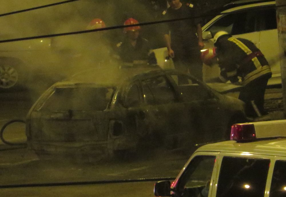 S-a răzbunat pe concubinul fostei soții incendiindu-i mașina