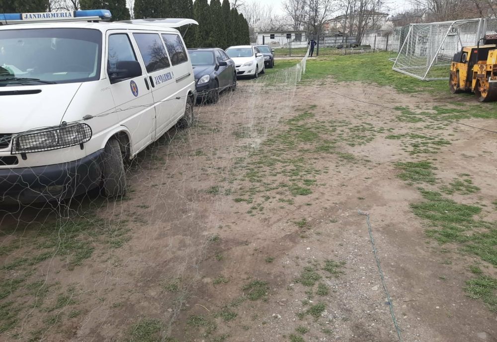 Prins la pescuit pe râul Siret cu plase monofilament