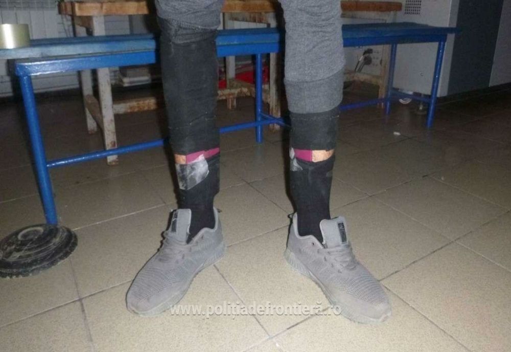 Paşapoarte false, descoperite pe gambele unui cetăţean moldovean