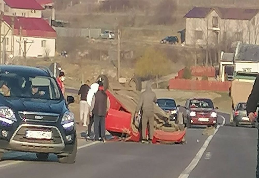 O tânără de 19 ani s-a răsturnat cu mașina în dreptul podului peste râul Mălina
