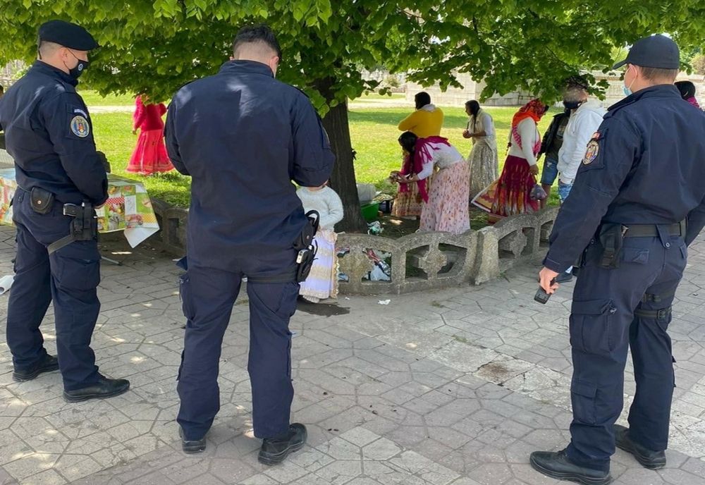 Picnic în cimitir întrerupt de jandarmi