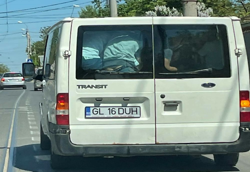 Înghesuiți în microbuz ca sardelele