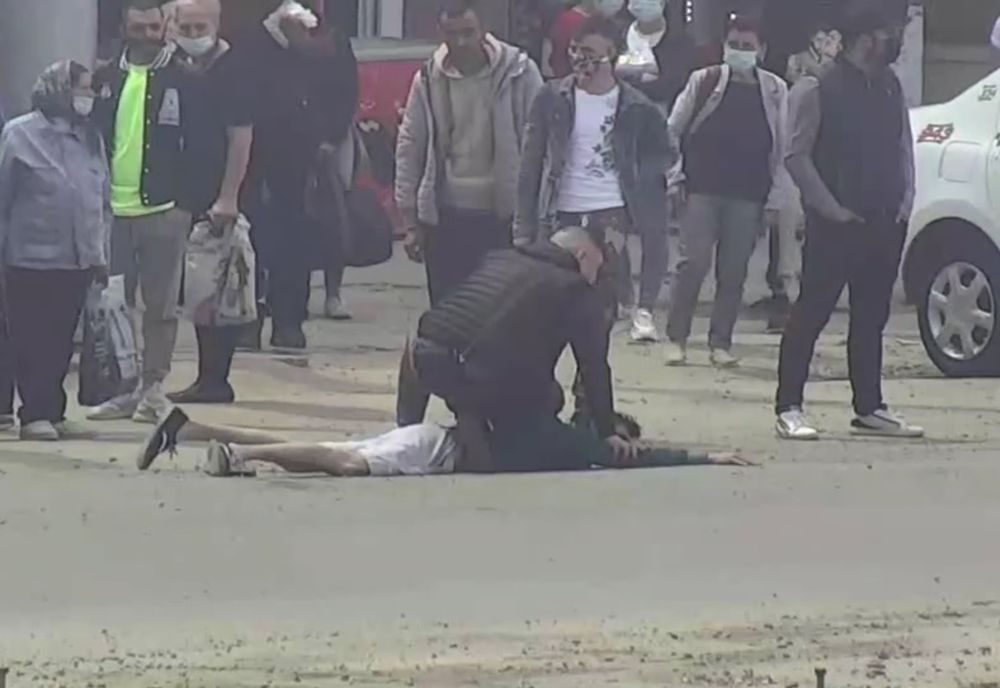 Video: Individ care amenința un cetățean în stația de autobuz imobilizat de un polițist local aflat în timpul liber