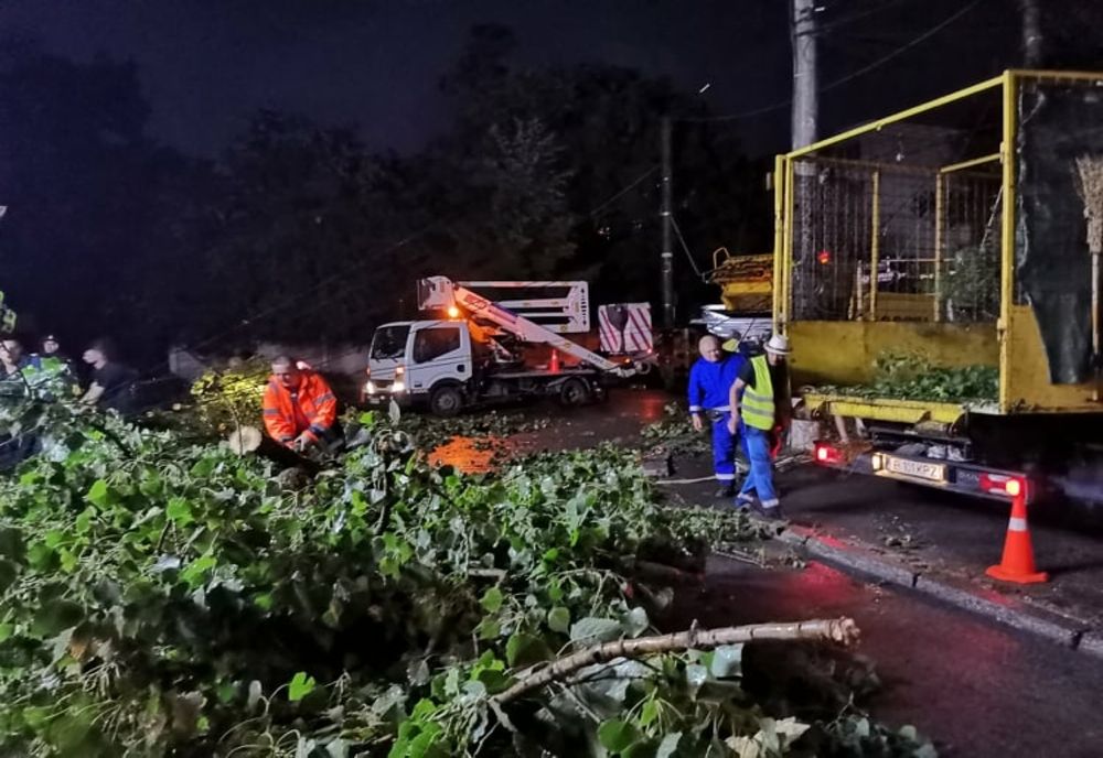 Foto+video: Peste 200 de apeluri la 112 în urma precipitațiilor și furtunii de miercuri seara