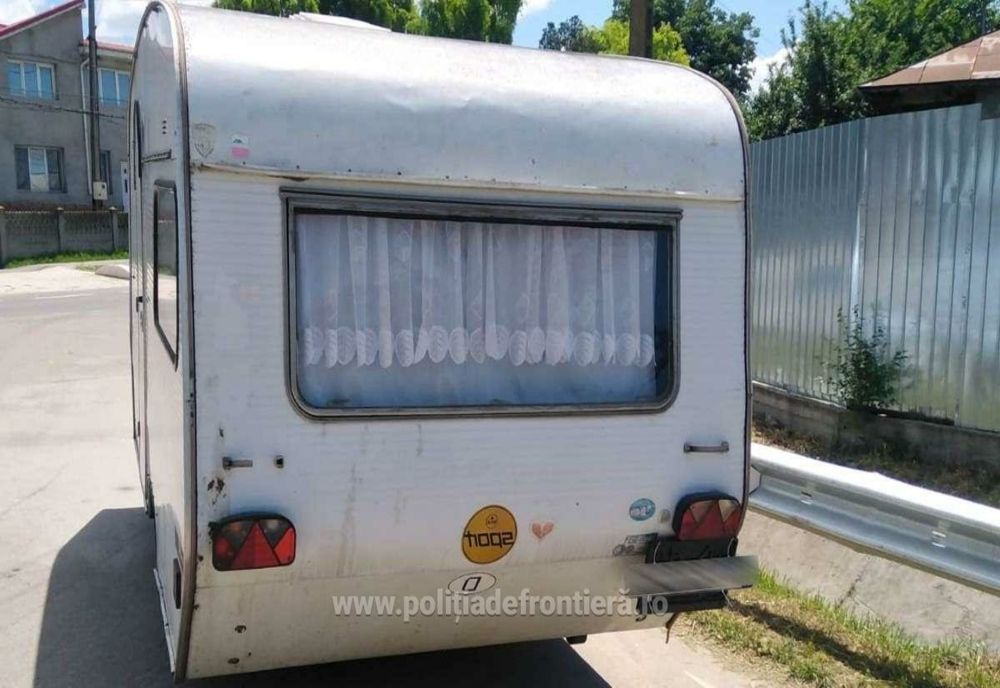 Polițiștii de frontieră de la Foltești au depistat un bărbat conducând un  ansamblu de vehicule, a cărui rulotă nu era înmatriculată