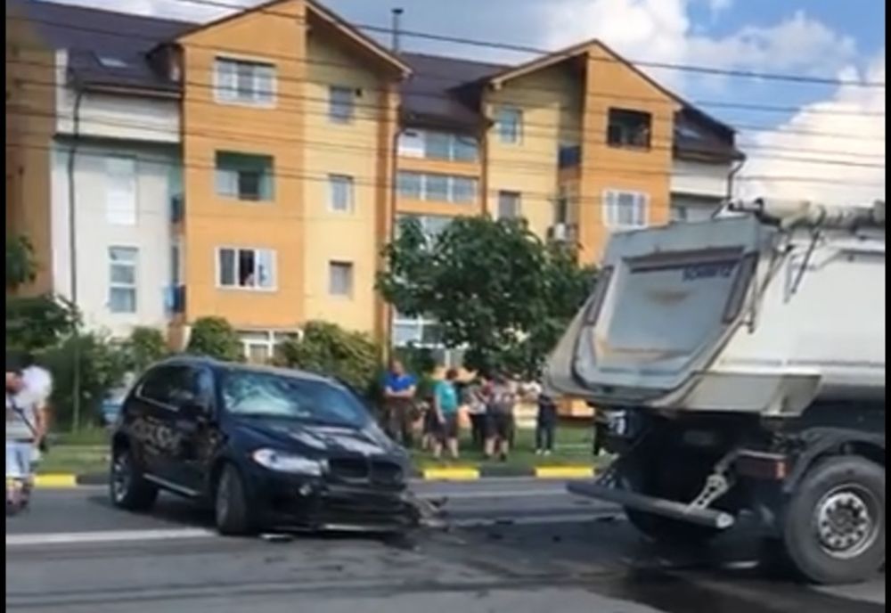 Accident în Tecuci cu două persoane rănite