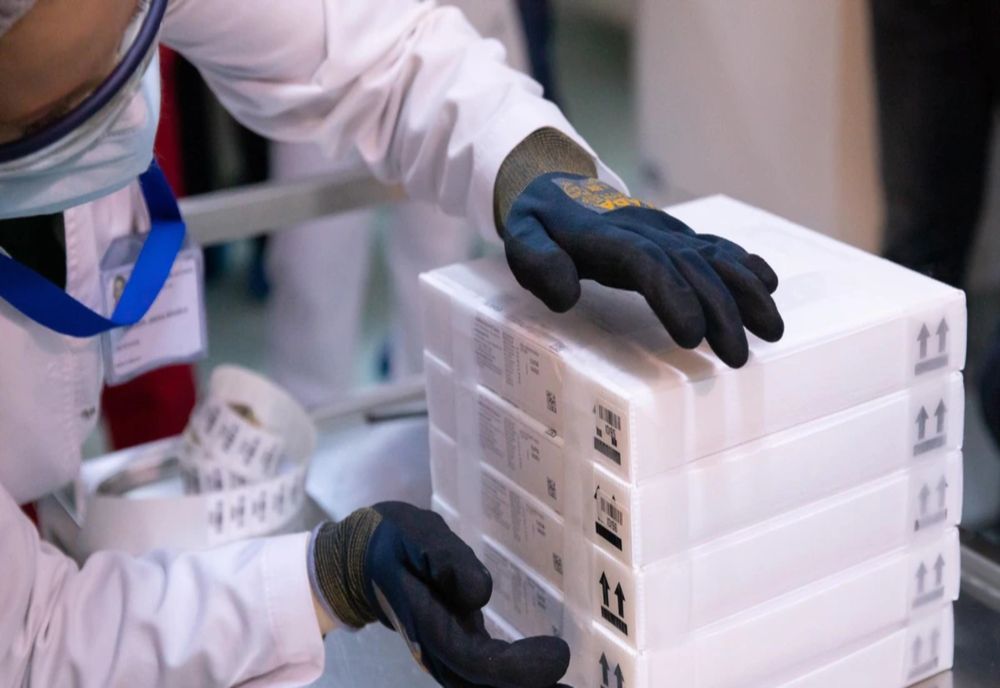 Aproape un milion de doze de vaccin Pfizer sosesc luni în România