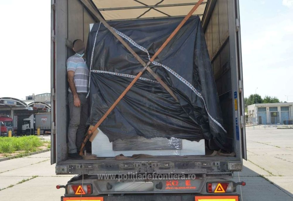 Sirian, ascuns într-un tir, depistat în P.T.F. Galați Rutier