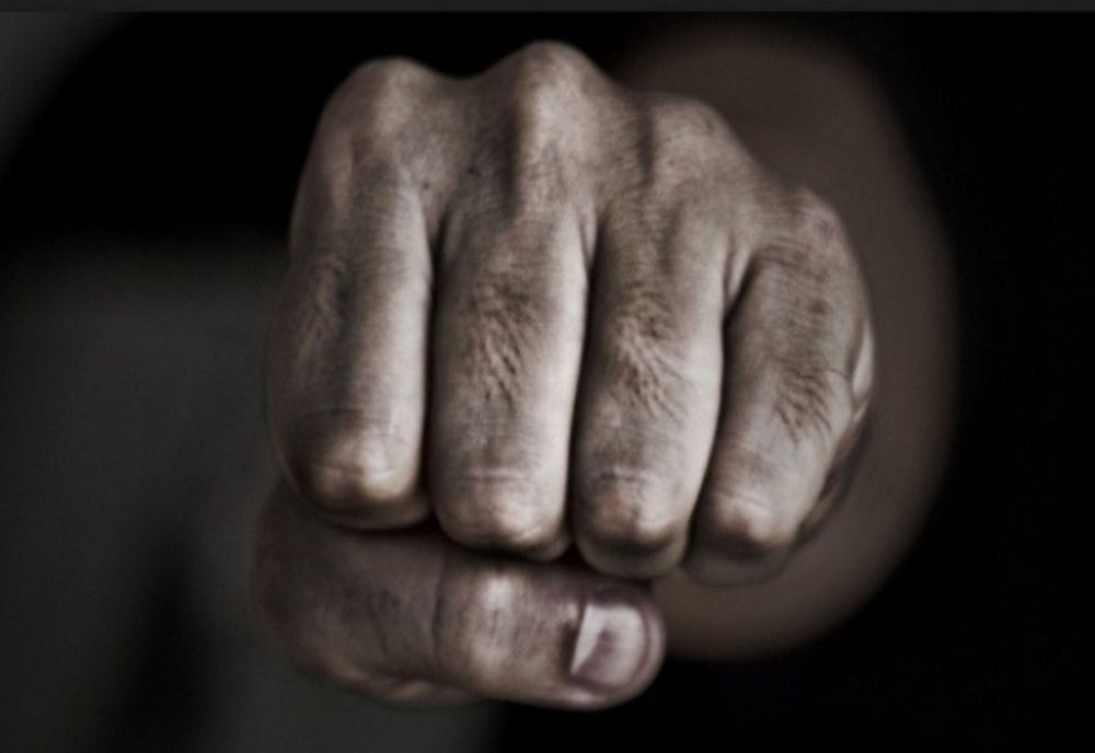 Reținut pentru 24 de ore după ce și-a lovit bunicul cu pumnul