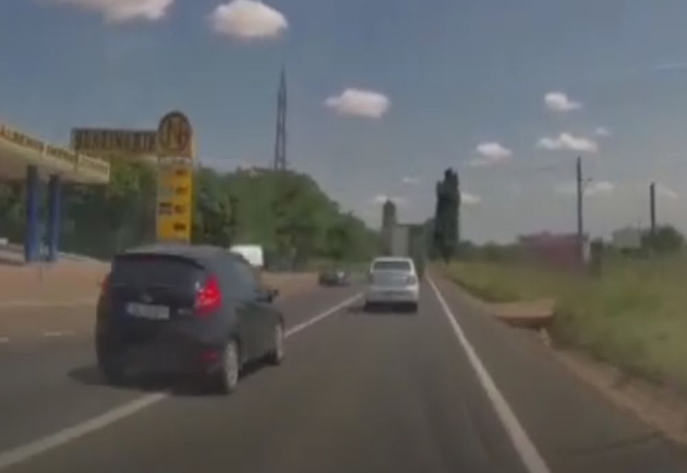 S-a ales cu amendă și permisul suspendat după ce a fost surprins de o cameră de bord efectuând depășire pe linia continuă