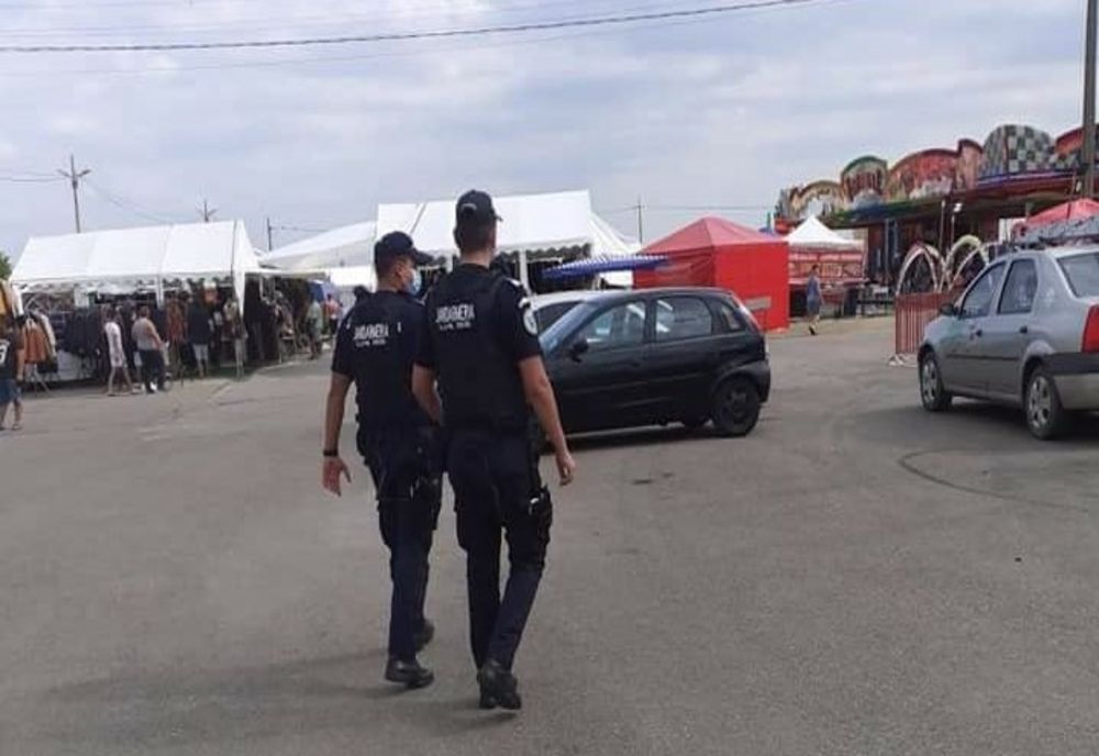 Jandarmii împreună cu polițiștii au găsit-o pe tânara care pierduse portofelul cu bani în Iarmarului de la Tecuci
