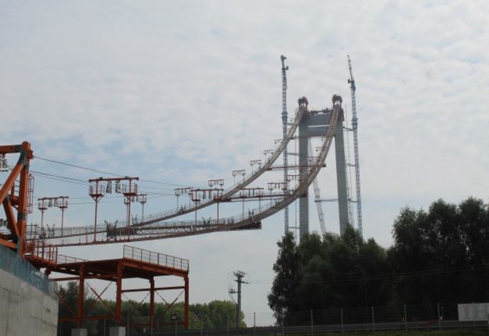 Ministrul transporturilor Cătălin Drulă și vicepremierul Dan Barna în vizită la Podul suspendat peste Dunăre