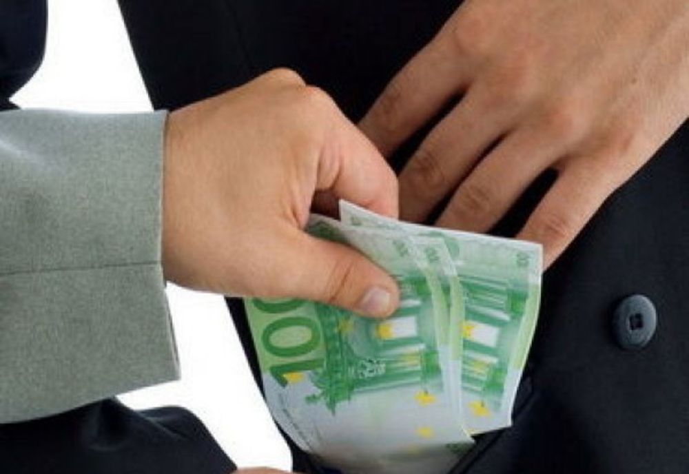 Polițist gălățean prins în flagrant pentru luare de mită