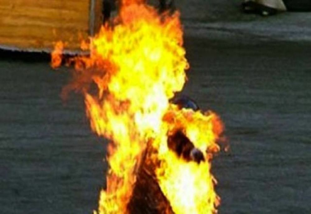 A stropit-o cu benzină și i-a dat foc