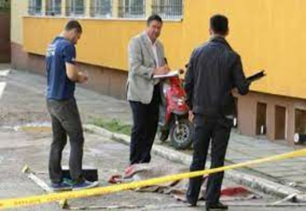 Un bărbat și-a pierdut viața după ce a căzut de pe un acoperiș