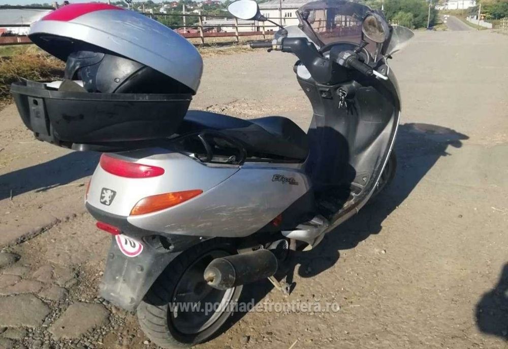 Conducători de vehicule fără permise de conducere, depistaţi la controlul de frontieră