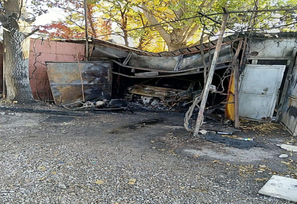 Un bărbat de 56 de ani a murit încercând să scoată mașina din garajul care a luat foc