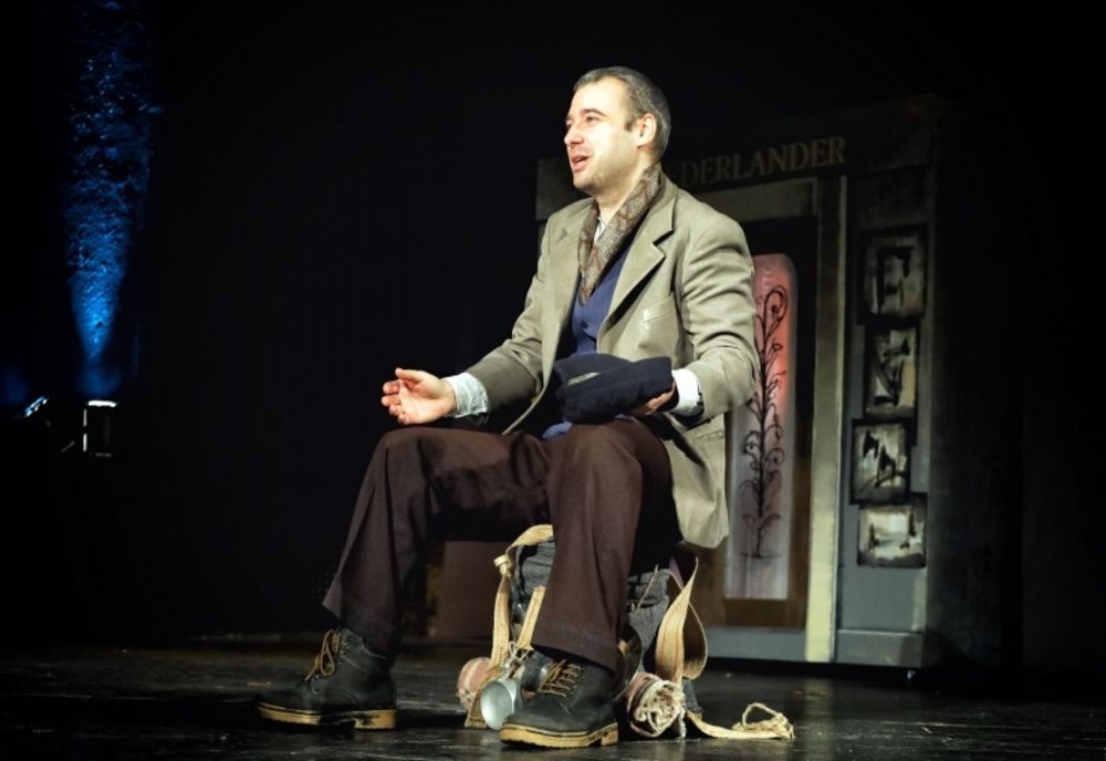 Spectacolul "Vânzătorii ambulanţi", o comedie despre visul american și iluziile cu care ne hrănim