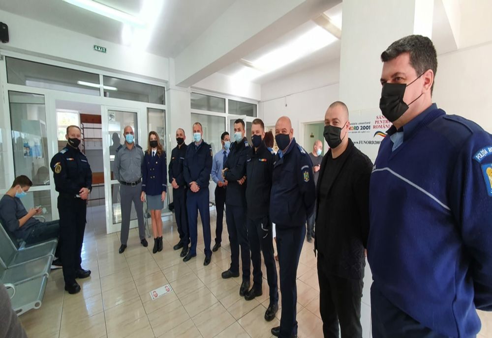 Poliţiştii gălățeni, alături de jandarmi, şi poliţişti de frontieră s-au adunat astăzi dimineață la Centru de transfuzie sanguină