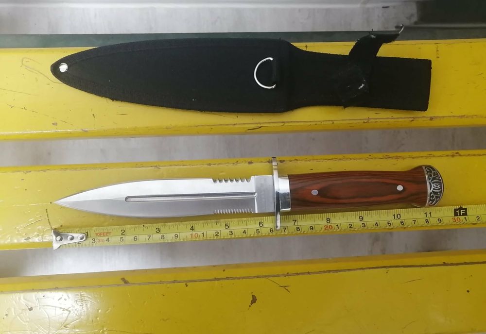 Un gălățean, în vârstă de doar 18 ani, a crezut că la adăpostul întunericului nu îl observă nimeni cu un cuțit asupra sa