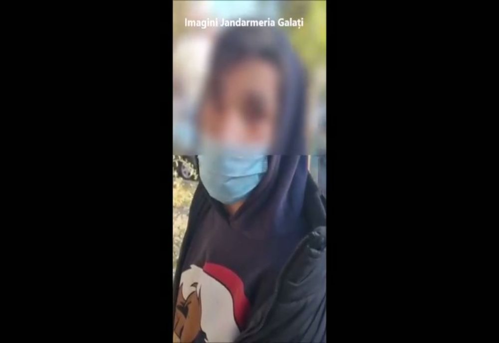 Video: Ameninţat cu un cuţit de un tânăr de 16 ani după ce i-a atras atenţia să-şi ia gunoiul de pe jos