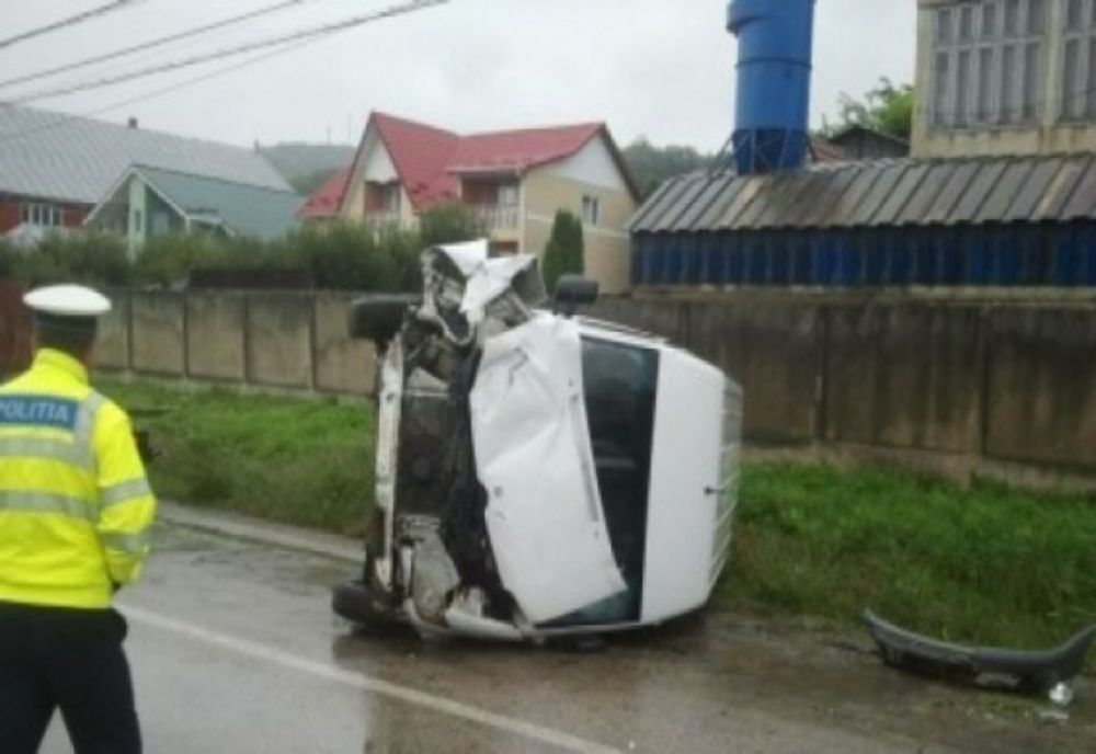 O șoferiță de 19 ani a intrat cu mașina  într-un podeț din beton