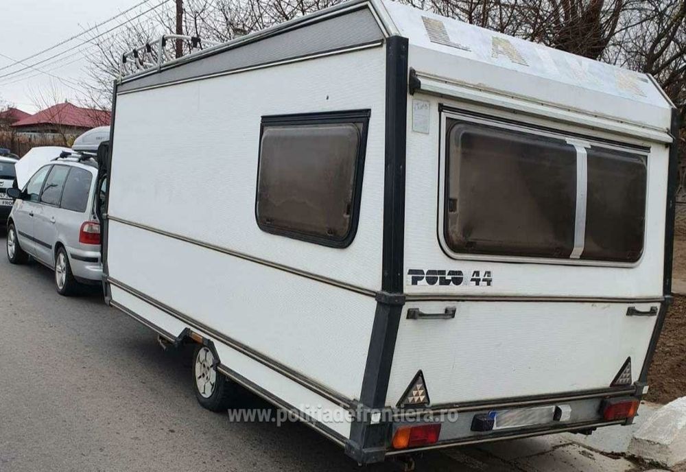 Rulotă cu număr de înmatriculare fals, descoperită în trafic de polițiștii de frontieră gălățeni