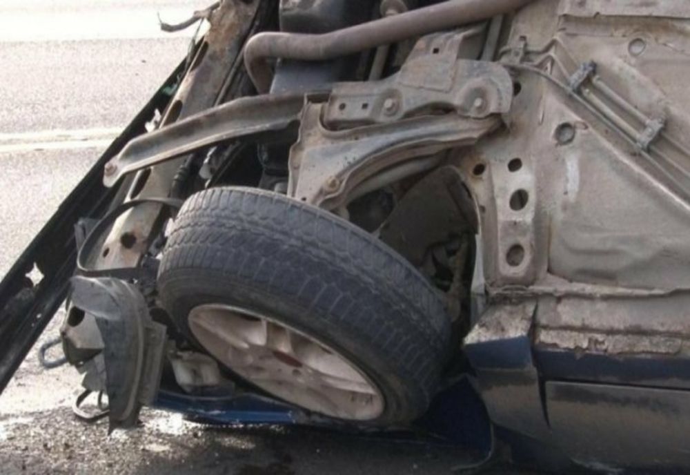 S-a răsturnat cu mașina în afara părții carosabile, pe câmp