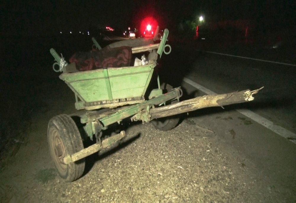 Un căruțaș a fost rănit, după ce atelajul pe care îl conducea a intrat în coliziune pe contrasens cu un autoturism