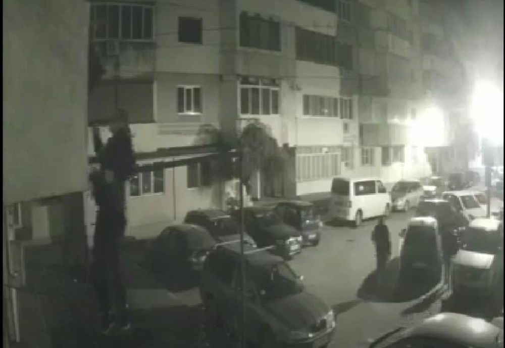 A furat o geacă de pe un balcon  