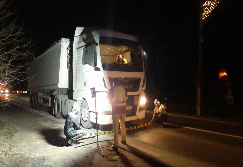 Biciclist rănit de camionul care-l depășea 