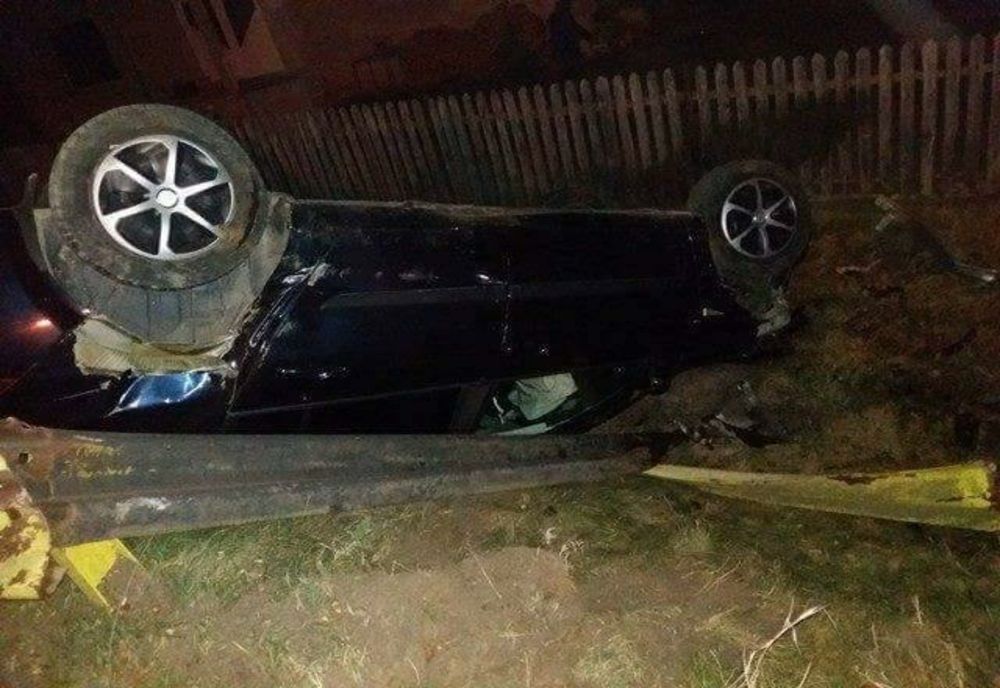 S-au răsturnat cu autoturismul și au plecat de la locul accidentului