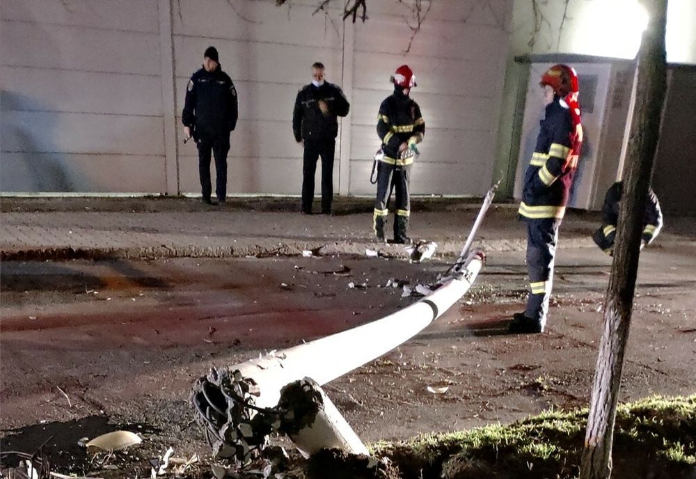 Rupt de beat, a lovit două autoturisme și un stâlp de iluminat
