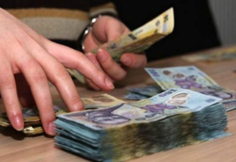 A pierdut banii la ”păcănele” și a anunțat poliția că persoane necunoscute i-ar fi sustras banii din torpedoul autoutilitarei