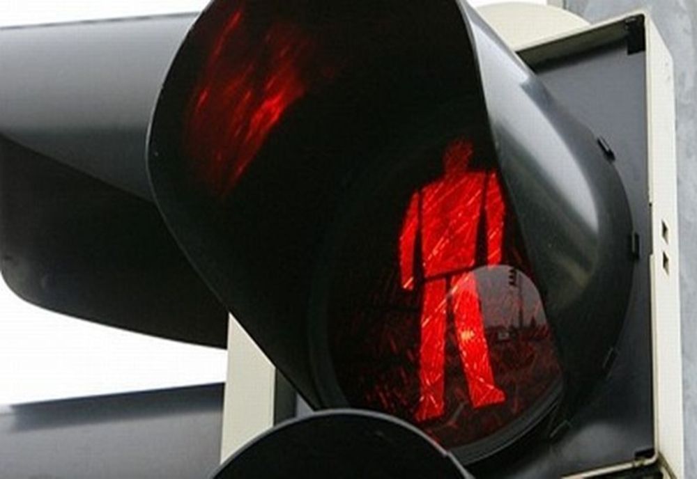 Femeie de 70 de ani accidentată în timp ce traversa strada Siderurgiștilor pe culoarea roșie a semaforului pentru pietoni