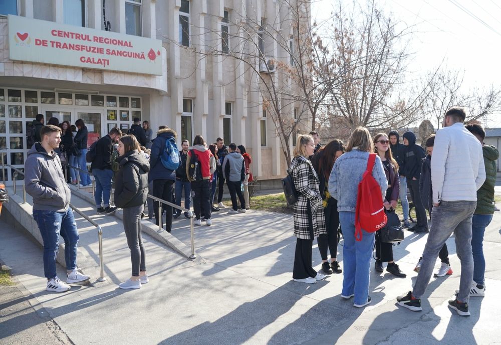 Tineri şi preoţi din Tecuci au donat sânge la Galaţi