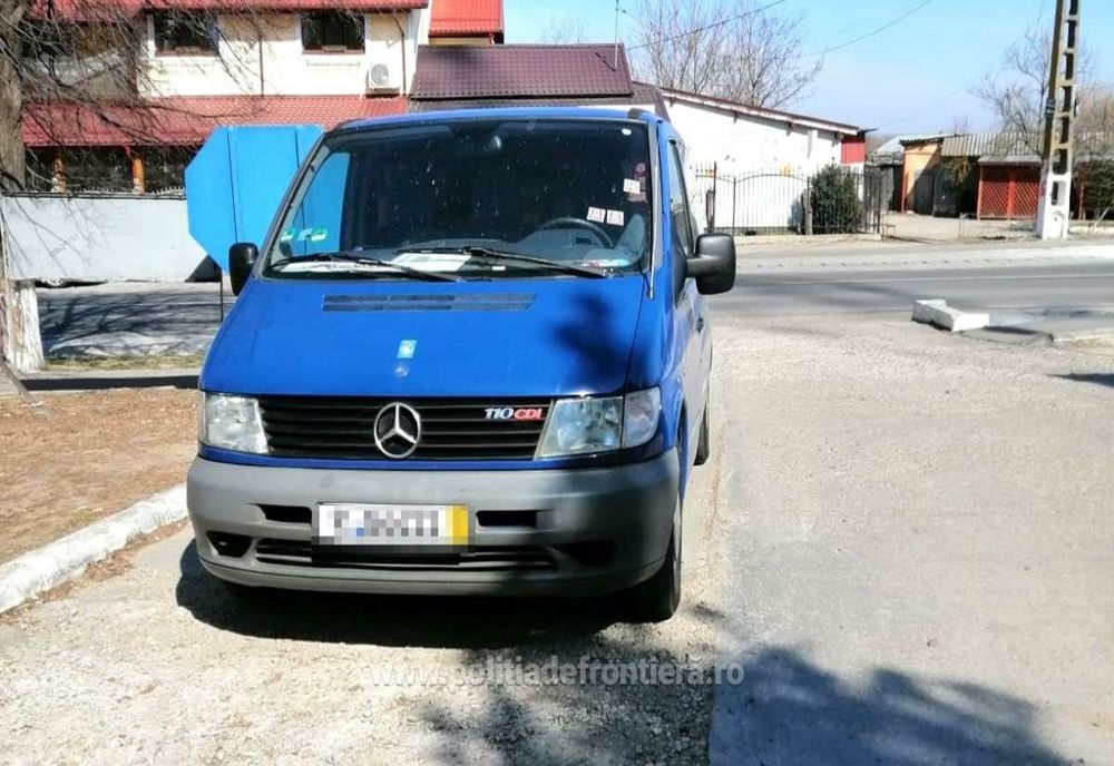 Microbuz înmatriculat în Germania cu numere fără valabilitate, depistat la Folteşti